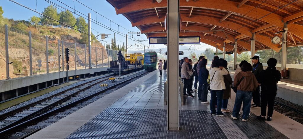 passengers waiting for Montserrat rack railway