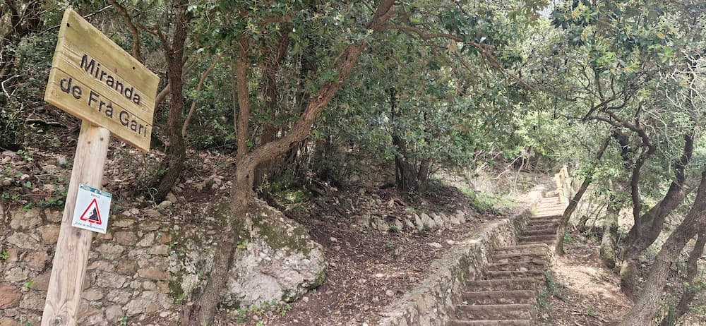 Access path to Miranda de Fra Garí viewpoint near Montserrat Monastery