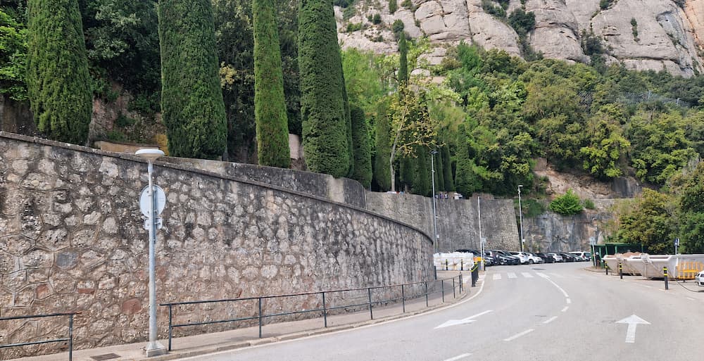 Camí dels Degotalls, the easiest Montserrat hike from the monastery