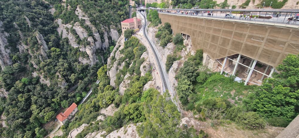 Start of the Santa Cova de Montserrat path from the monastery area